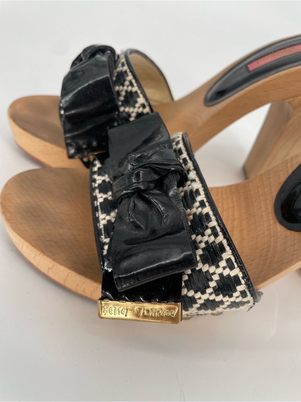 Vintage Betsey Johnson Wooden Heeled Mules With Patent Bow Detail 5” Heel - Picture 7 of 16
